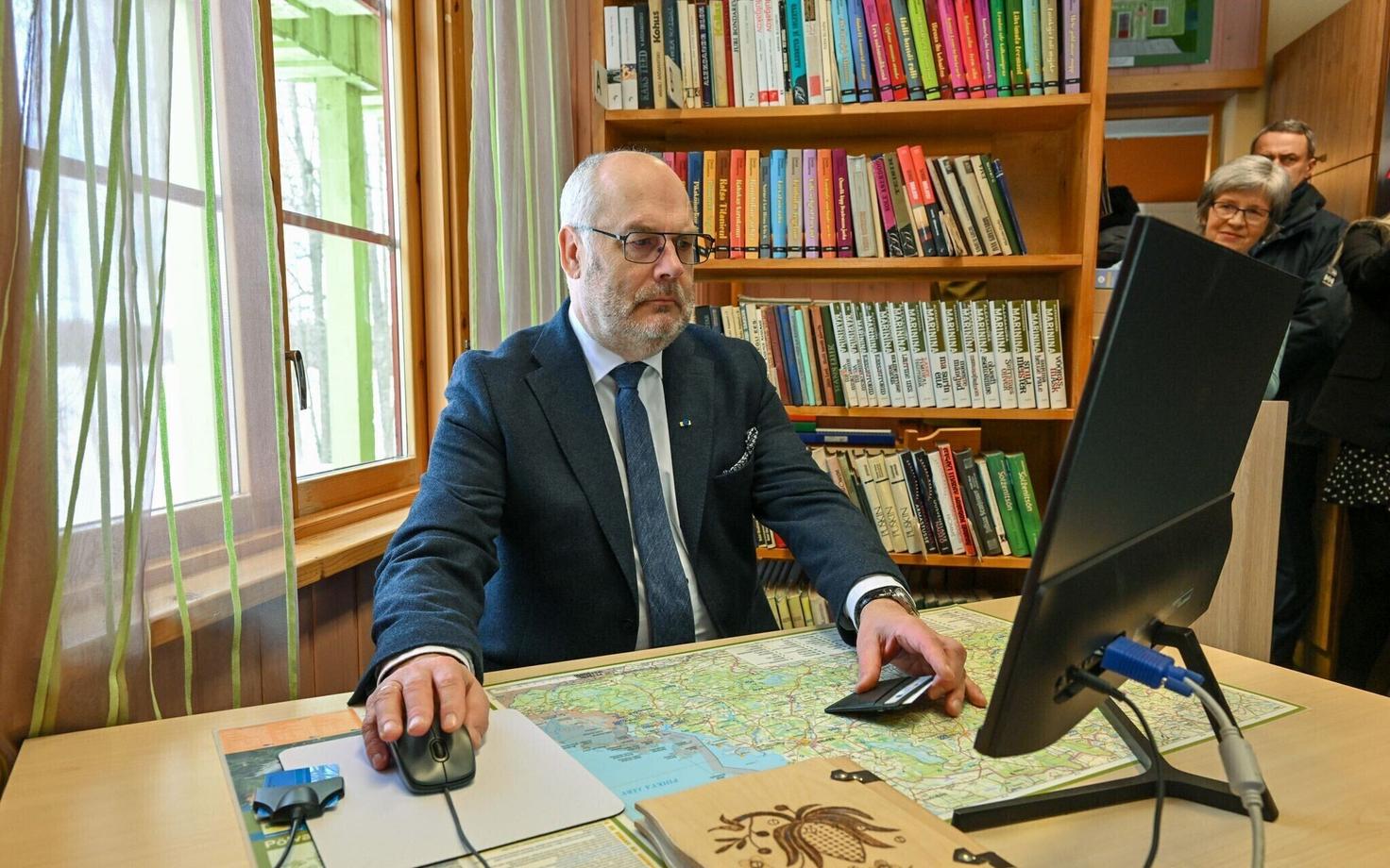 Алар Карис проголосовал через интернет.