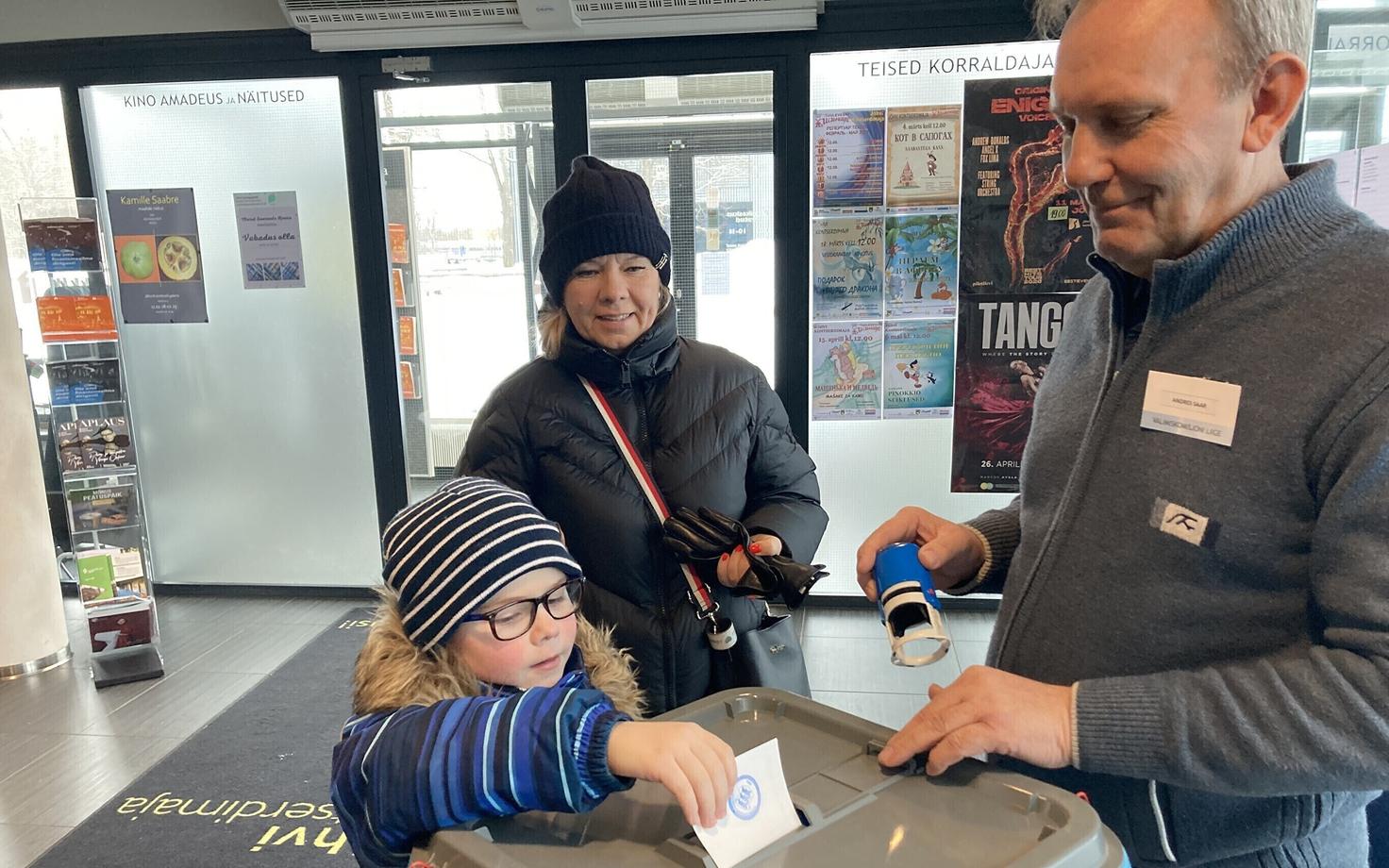 День выборов: избирательный участок в Йыхвиском концертном доме.