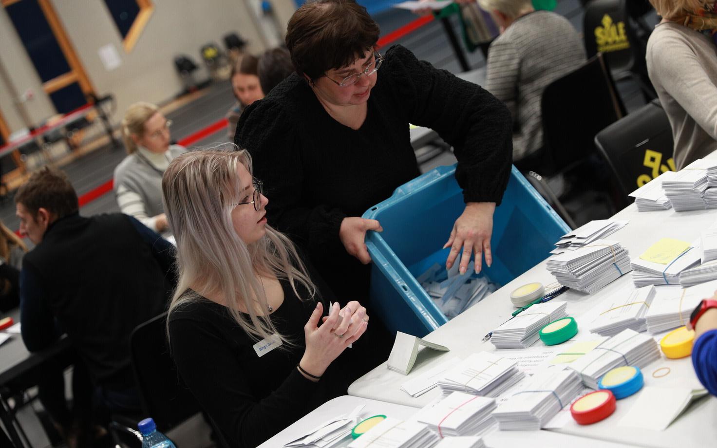 Voting counting in progress in Tallinn.