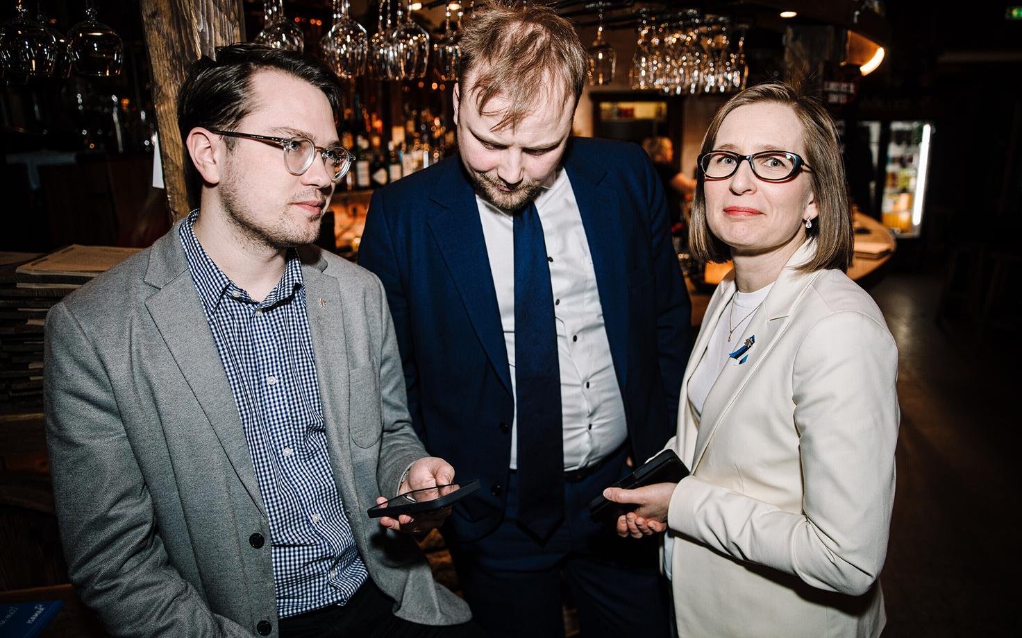 Партия Isamaa следит за результатами выборов. Посередине – Кристьян Ярван, справа – Леа Данильсон-Ярг.