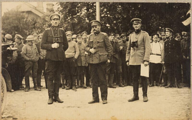 Генерал-майор Эрнст Пыддер (в центре) с полковником Карлом Партсом и подполковником генерального штаба Николаем Реэком.