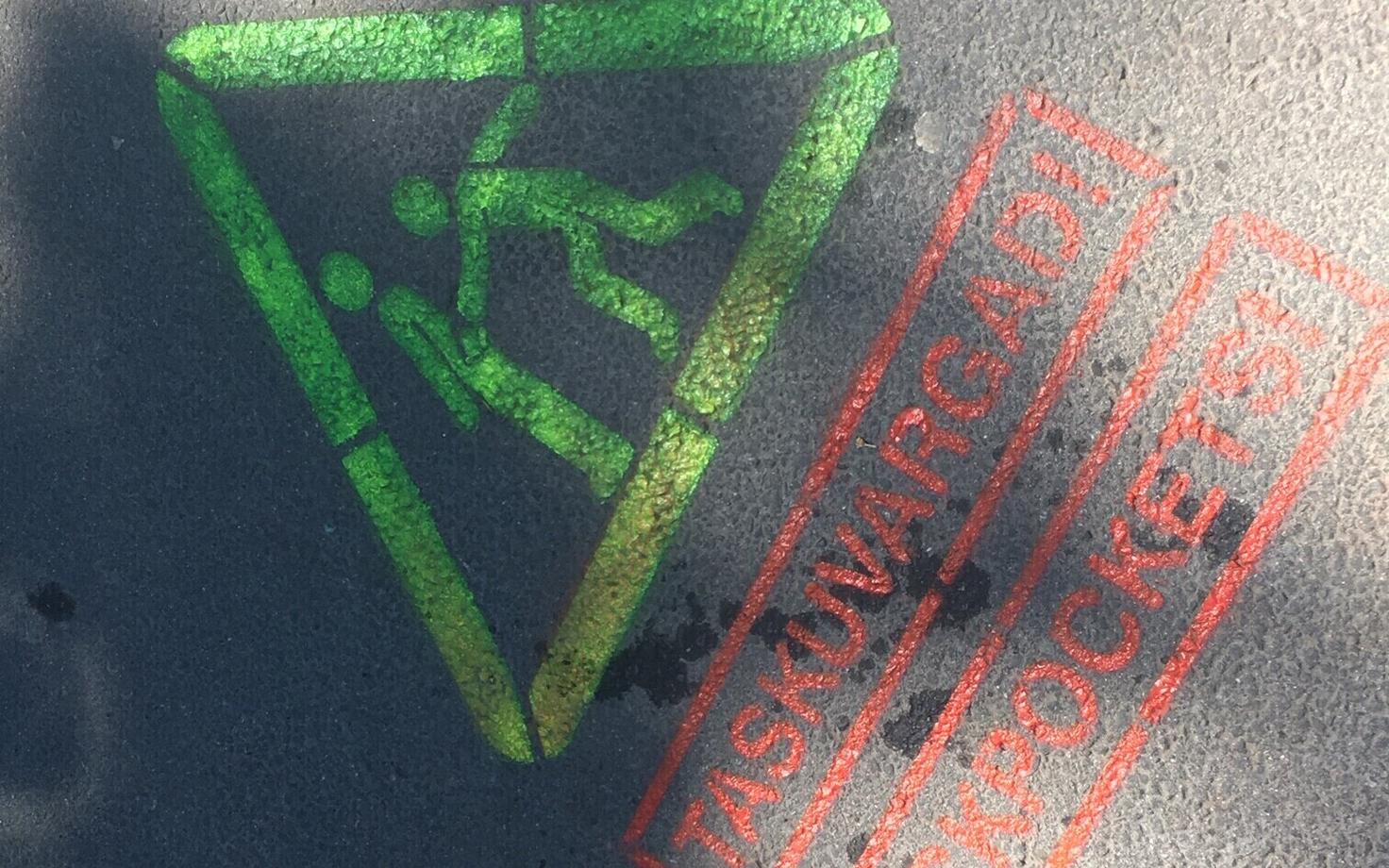 Предупреждающий о карманных кражах знак.