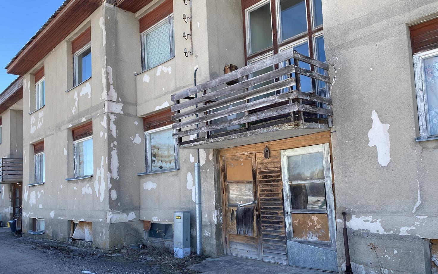 Неотремонтированные или заброшенные многоквартирные дома в Ярваском уезде.