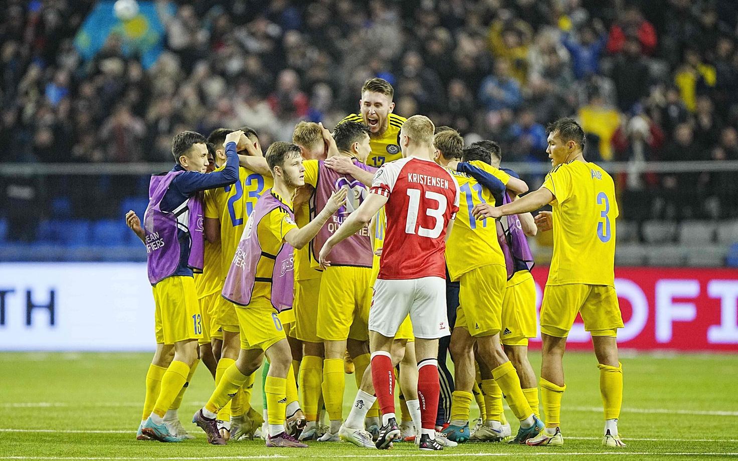 Kasahstani jalgpallikoondislased võitu tähistamas