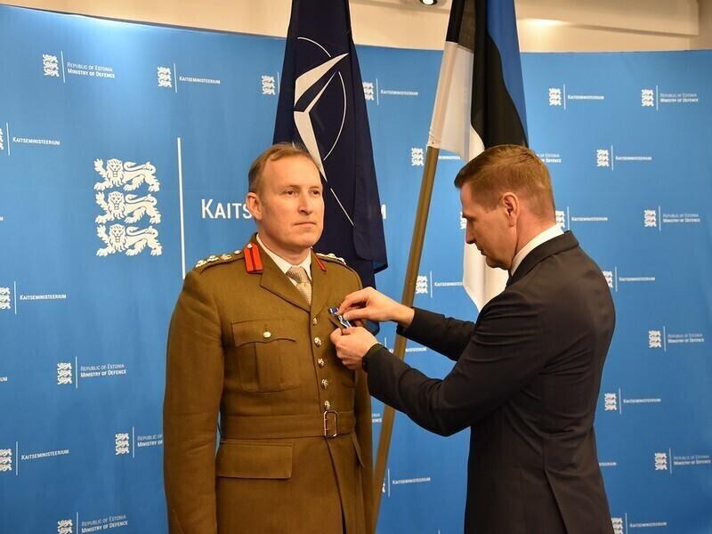 Outgoing eFP commander Col. Dai Bevan being presented with his order of merit by Defense Minister Hanno Pevkur.