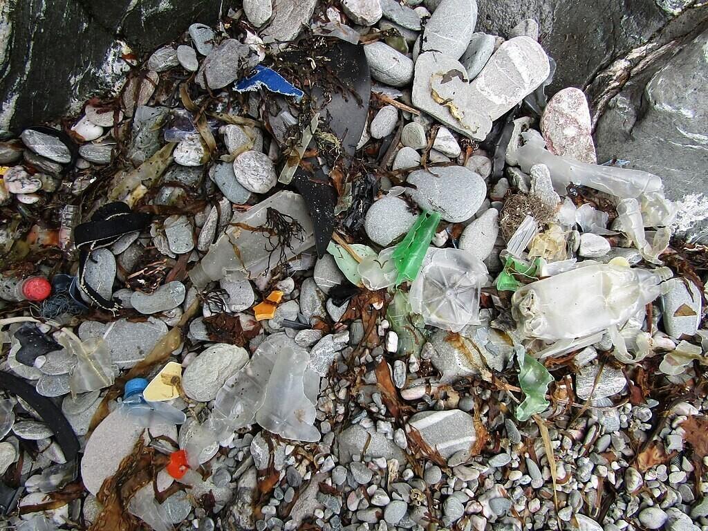 Plastprügi mererannas.