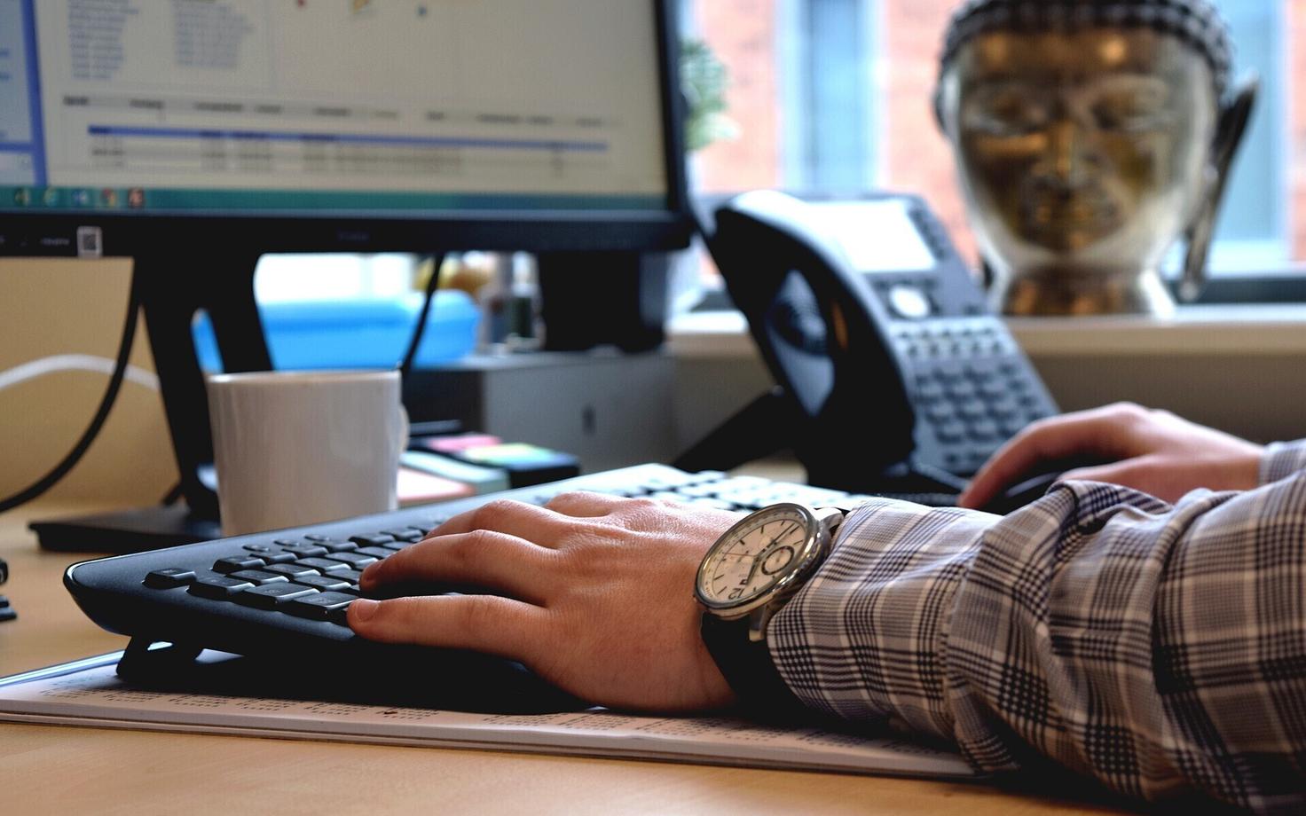 Некоторые жители Эстонии продолжают верить в то, что работник банка может по телефону запросить у них личные данные. Иллюстративная фотография.