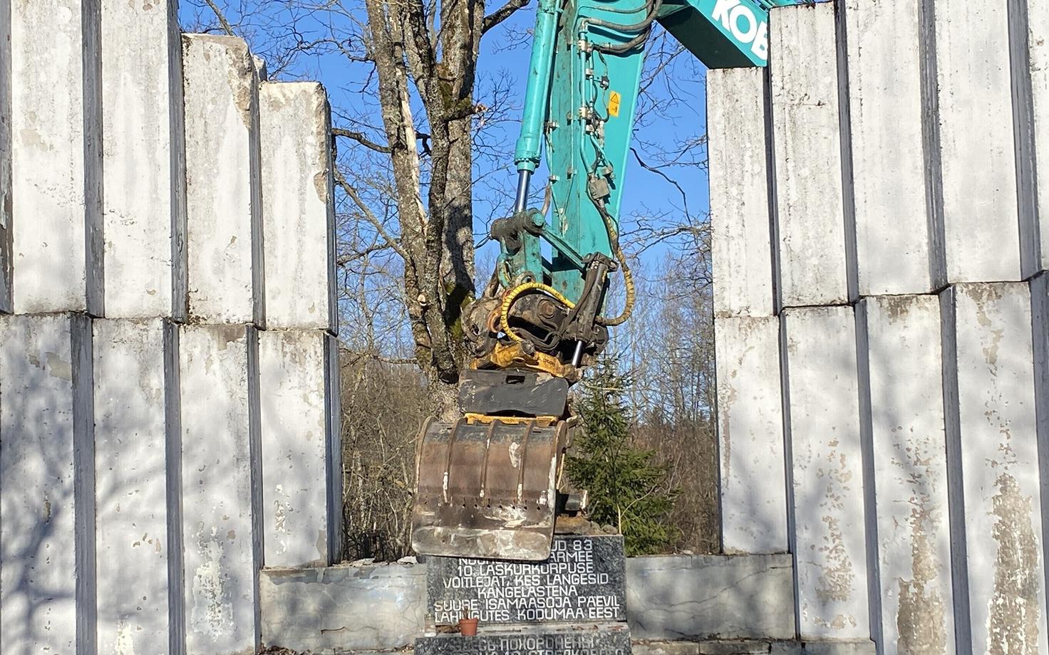 Демонтаж бронзового солдата в Тюри.