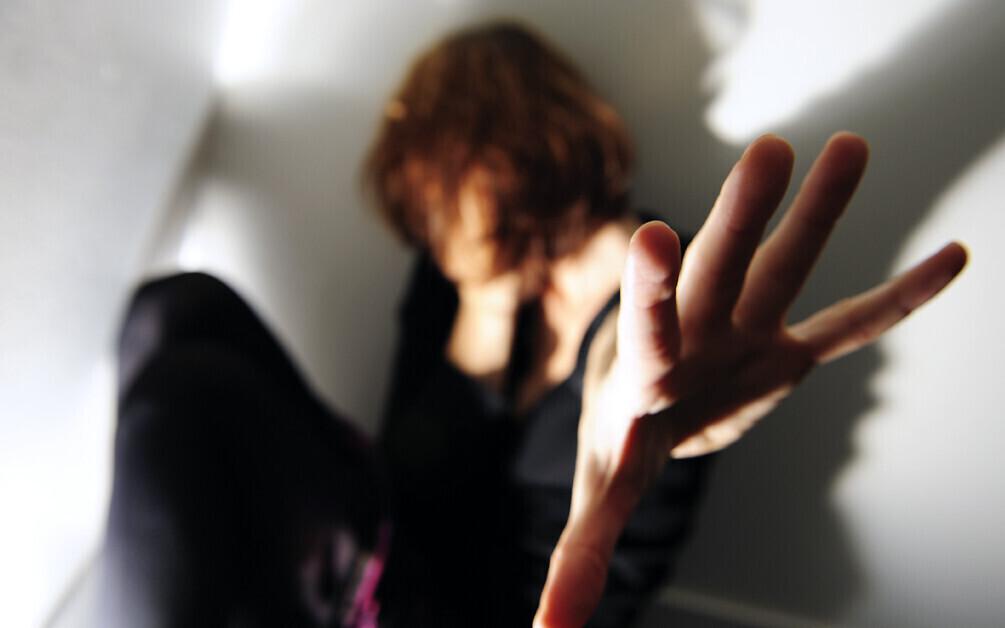 Agressioon. Foto on lavastatud.