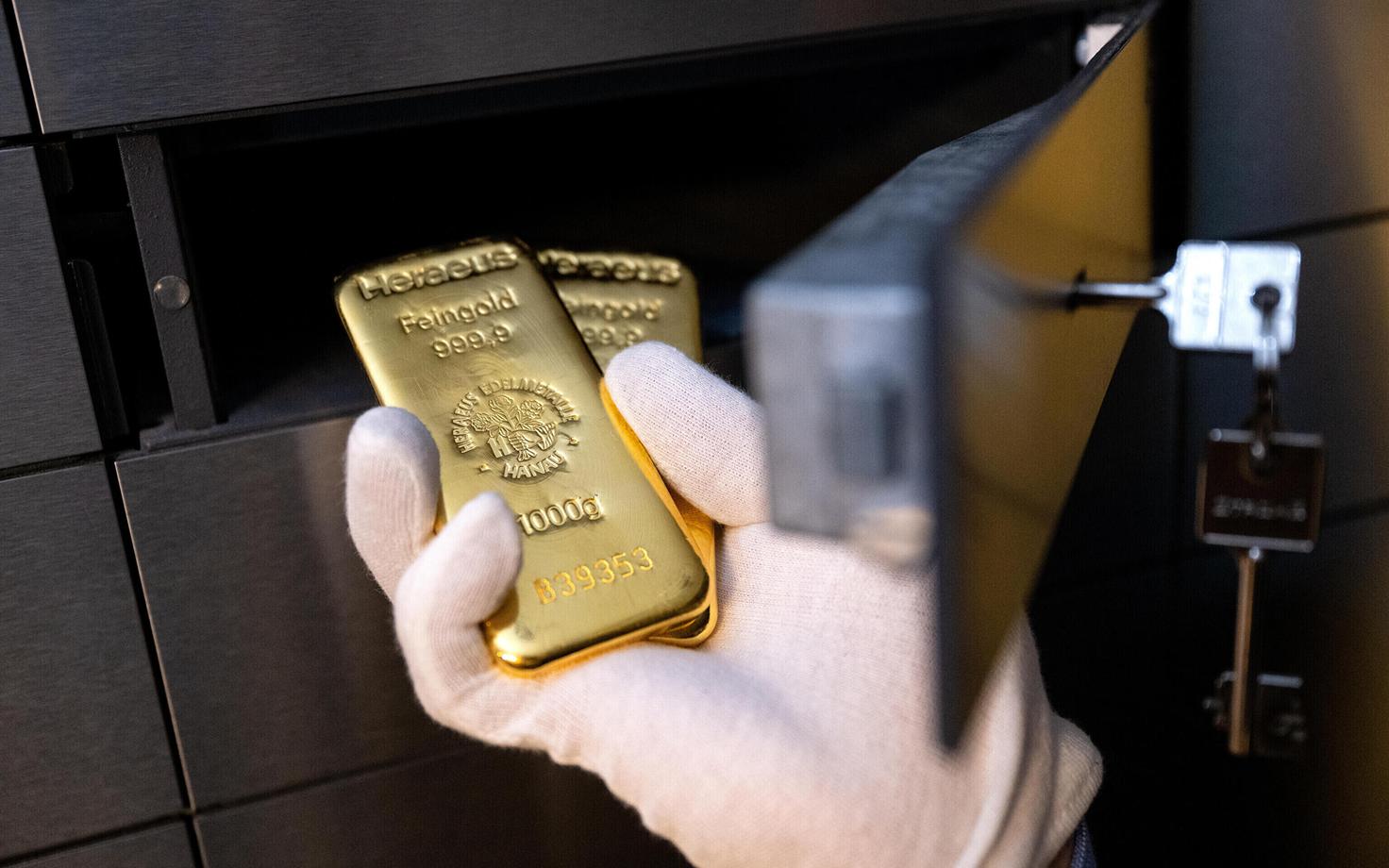 Золотые слитки.