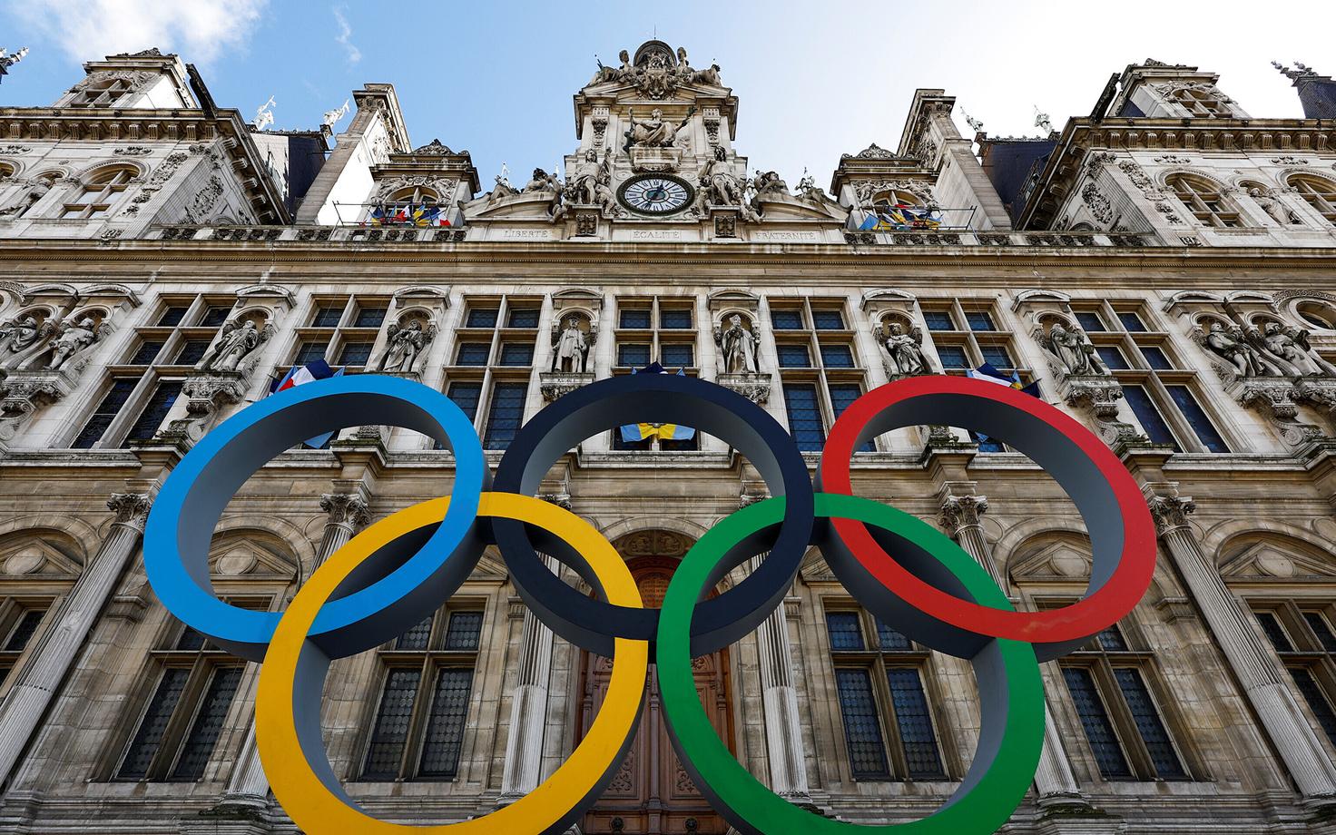 Olümpiarõngad Pariisi raekoja ees