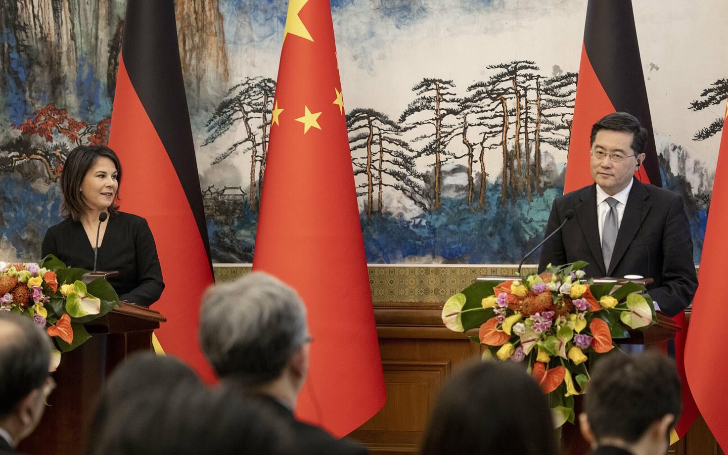 Анналена Бербок и Цинь Ган.