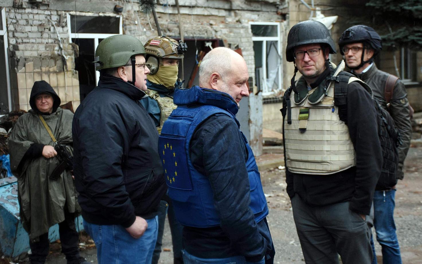 Euroopa Liidu suursaadik Ukrainas Matti Maasikas (keskel, ilma kiivrita) mullu septembris purustatud Izjumi linnas. Valge vestiga Eesti suursaadik Ukrainas Kaimo Kuusk.