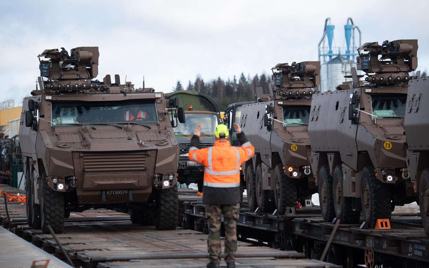 Прибытие в Тапа бронетранспортеров Griffon и танков AMX-10.