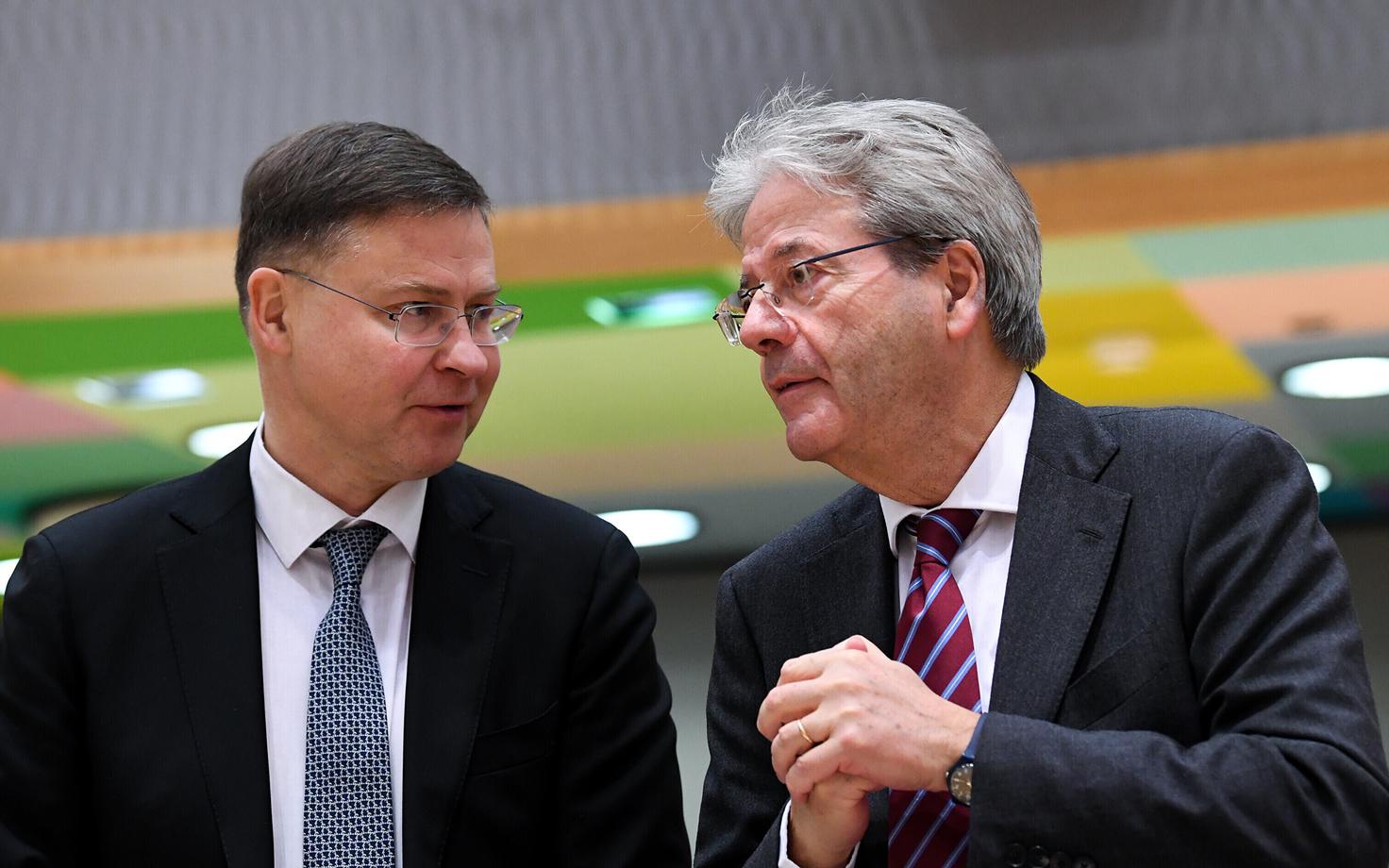Вице-президент Европейской комиссии и комиссар по торговле Валдис Домбровскис и комиссар по экономическим вопросам Паоло Джентилони.