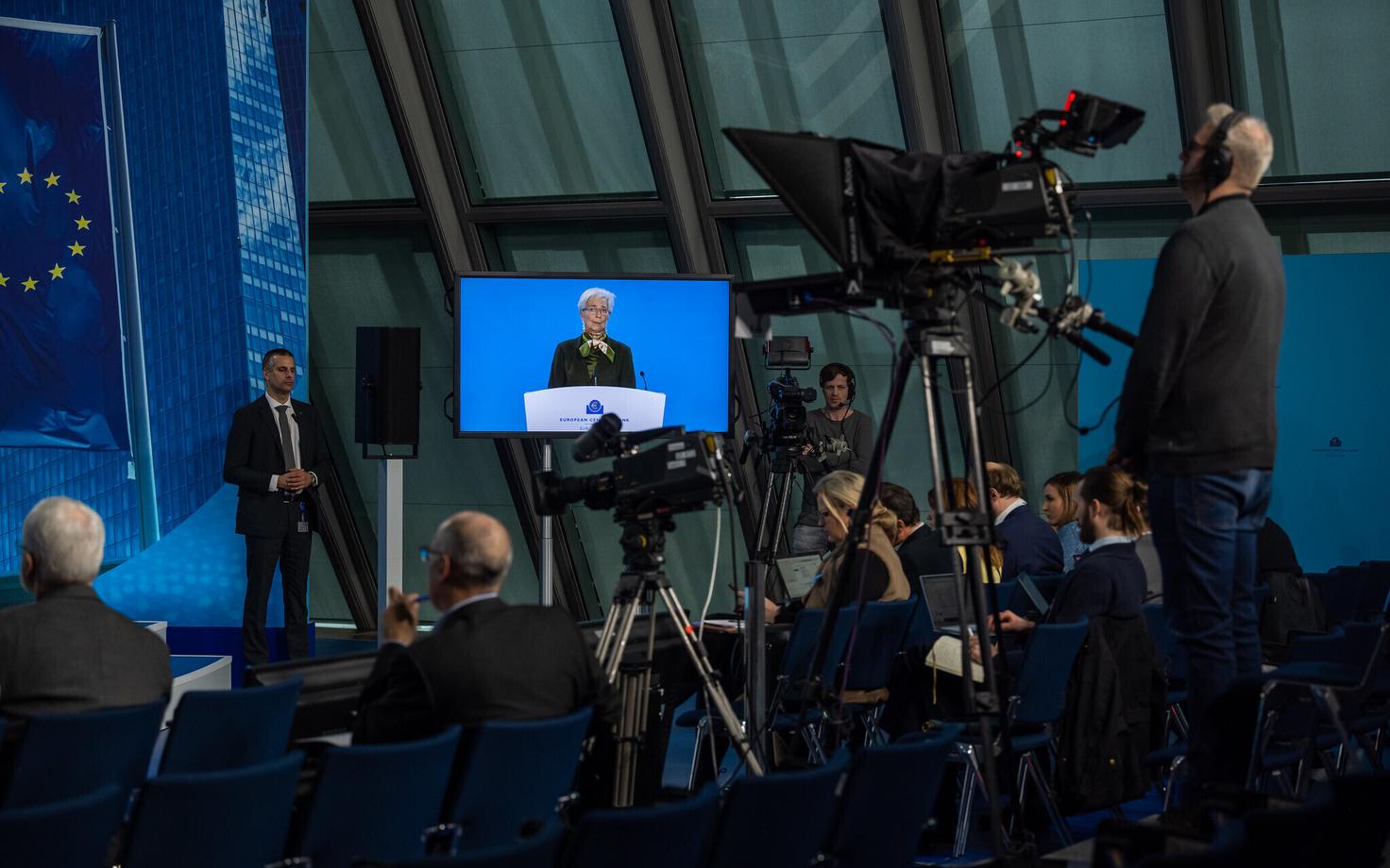 Президент Европейского центрального банка Кристин Лагард выступает перед журналистами.