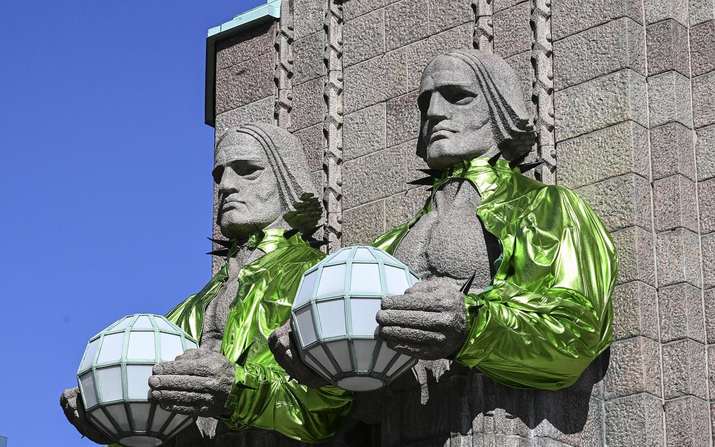 Каменные исполины на железнодорожном вокзале Хельсинки облачились в болеро Käärijä.