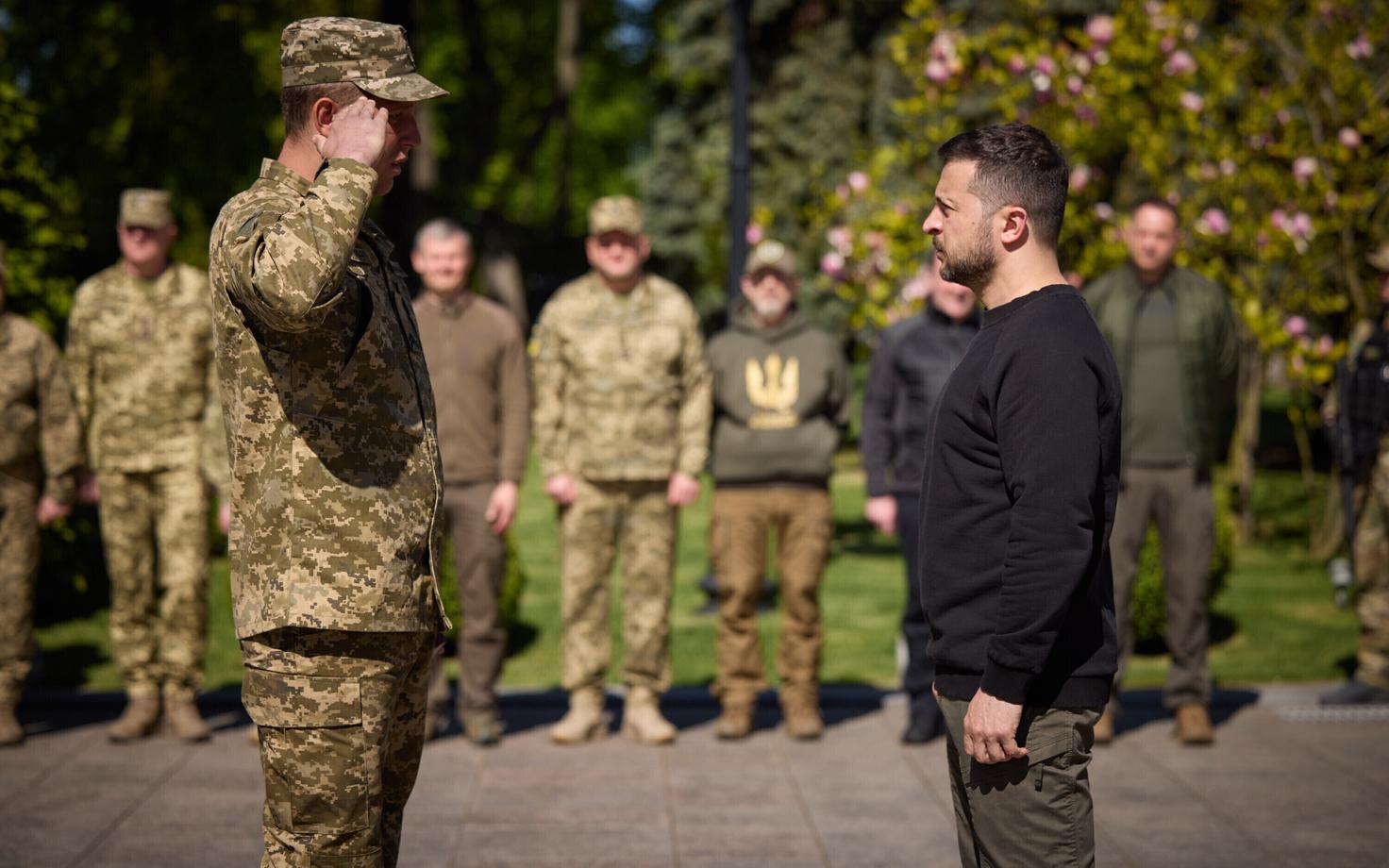 Ukraina president Volodõmõr Zelenski sõduritele autasusid andmas