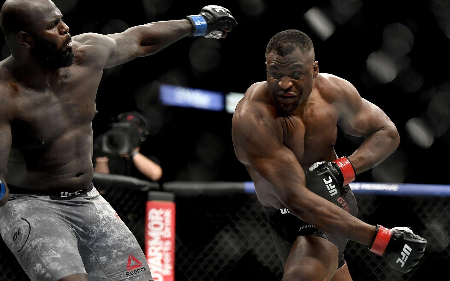 Francis Ngannou (paremal) parem käsi on üks võitlussportide ohtlikumaid, pildil on hetk 20 sekundit kestnud matšist Jairzinho Rozenstruiki vastu