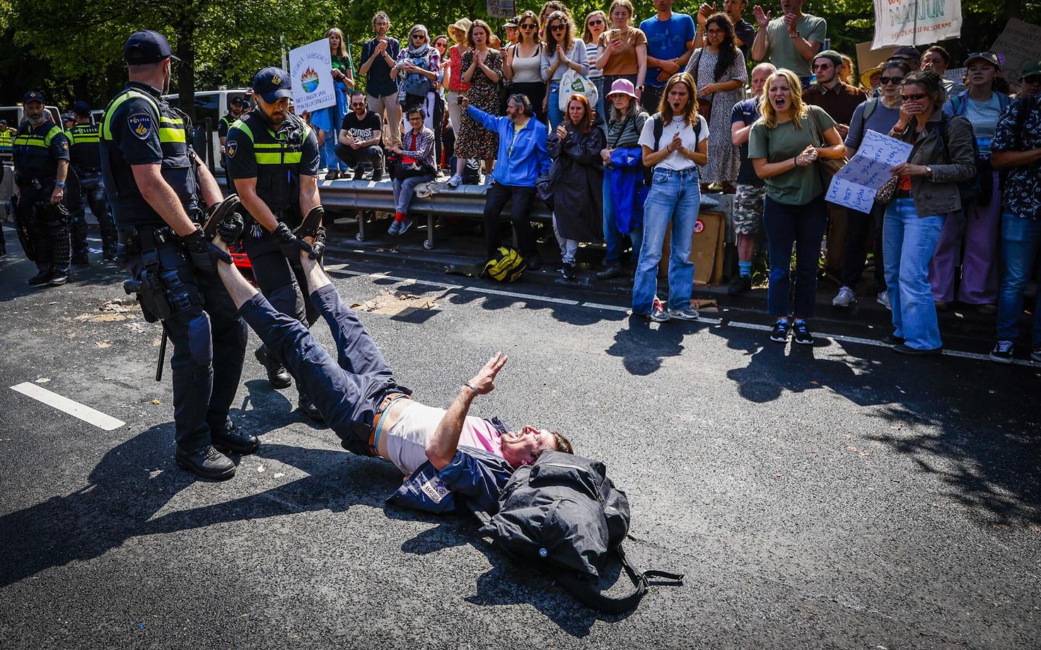 Полиция в Гааге задержала экоактивистов.