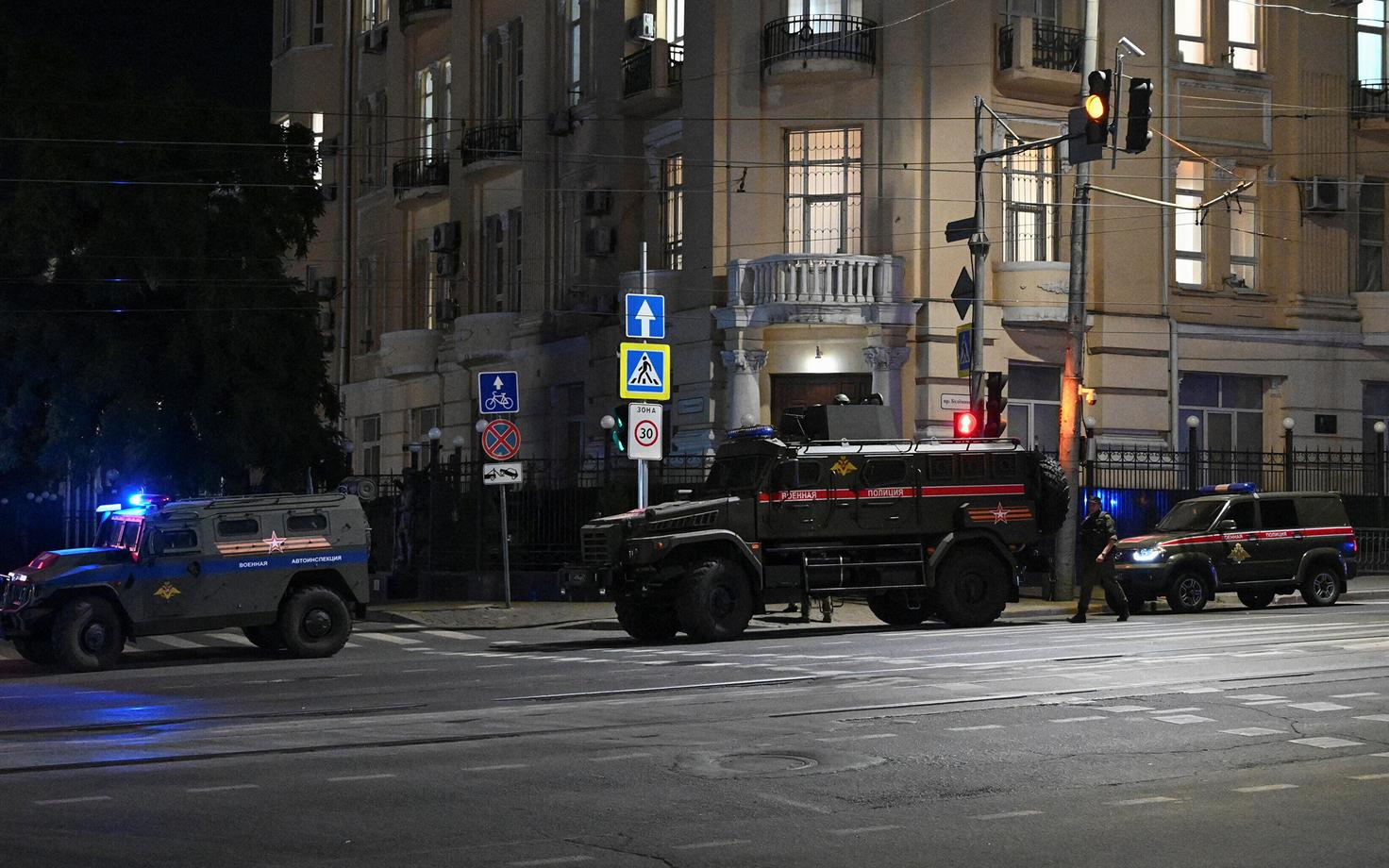 Якобы Евгений Пригожин вывел на улицы Ростова-на-Дону броневики.