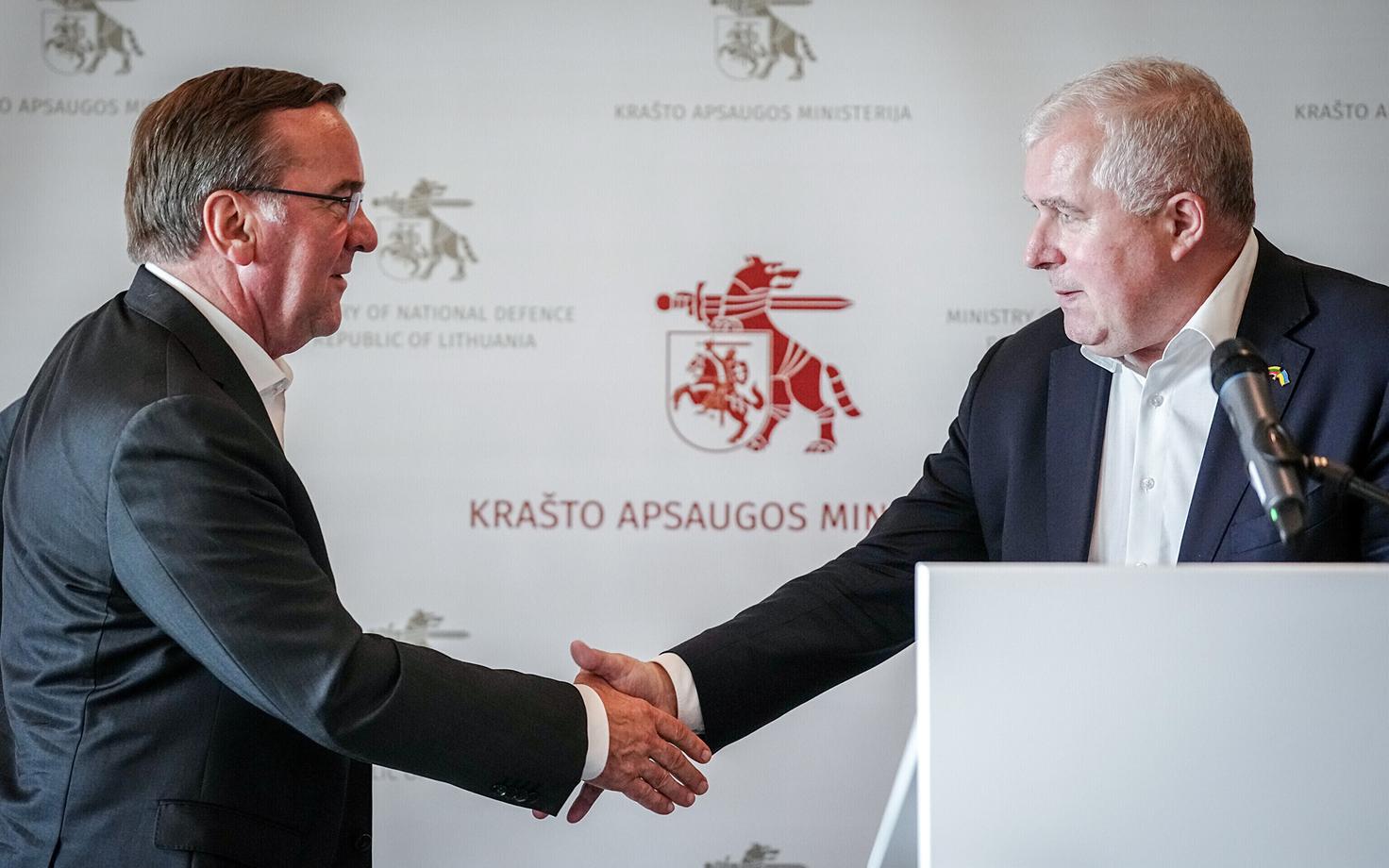 Министр обороны Германии Борис Писториус на встрече со своим литовским коллегой Арвидасом Анусаускасом.