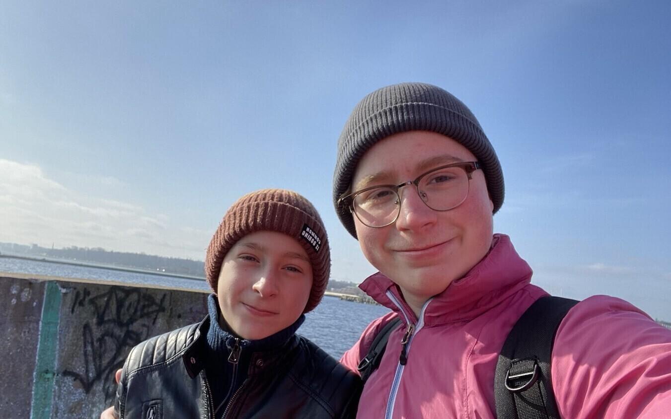 Арсений Зимаков (справа) со своим братом.