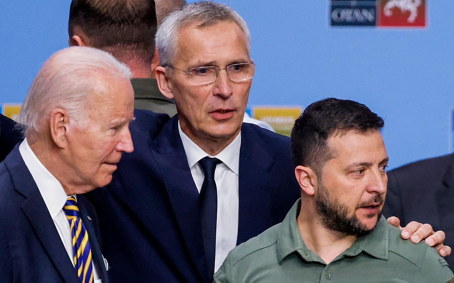 Президент США Джо Байден, генсек НАТО Йенс Столтенберг и президент Украины Владимир Зеленский на саммите НАТО в Вильнюсе.