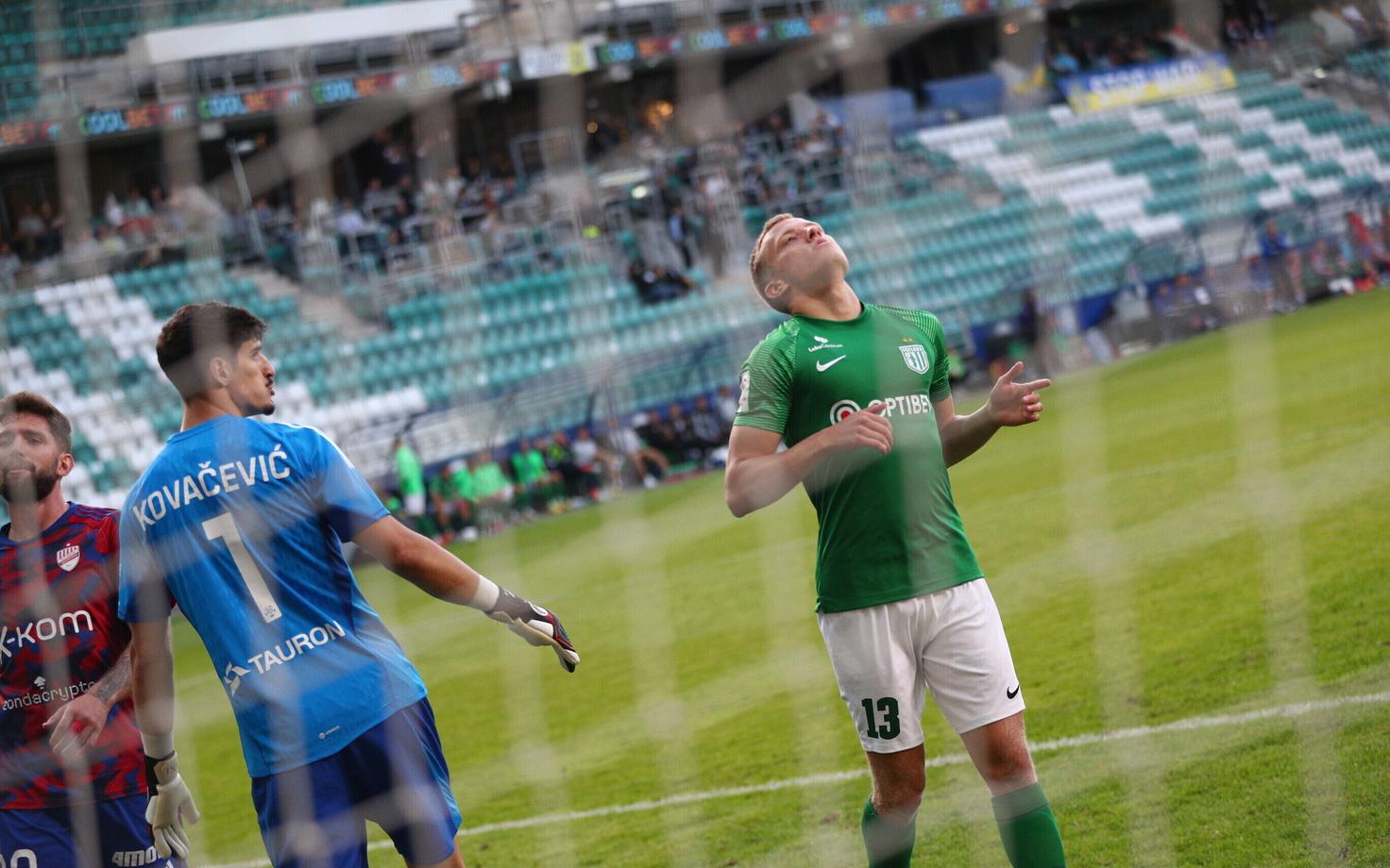 Никита Михайлов (справа) вышел на замену во втором тайме.