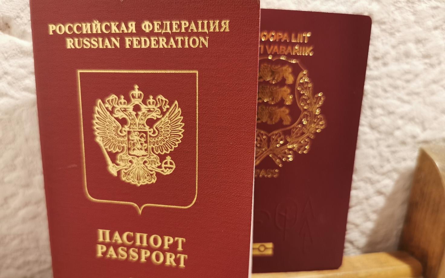Российский и эстонский паспорт.