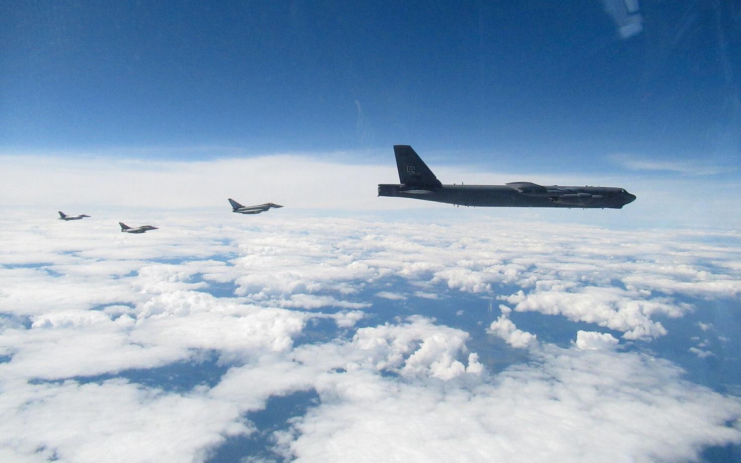 Стратегические бомбардировщики B-52.