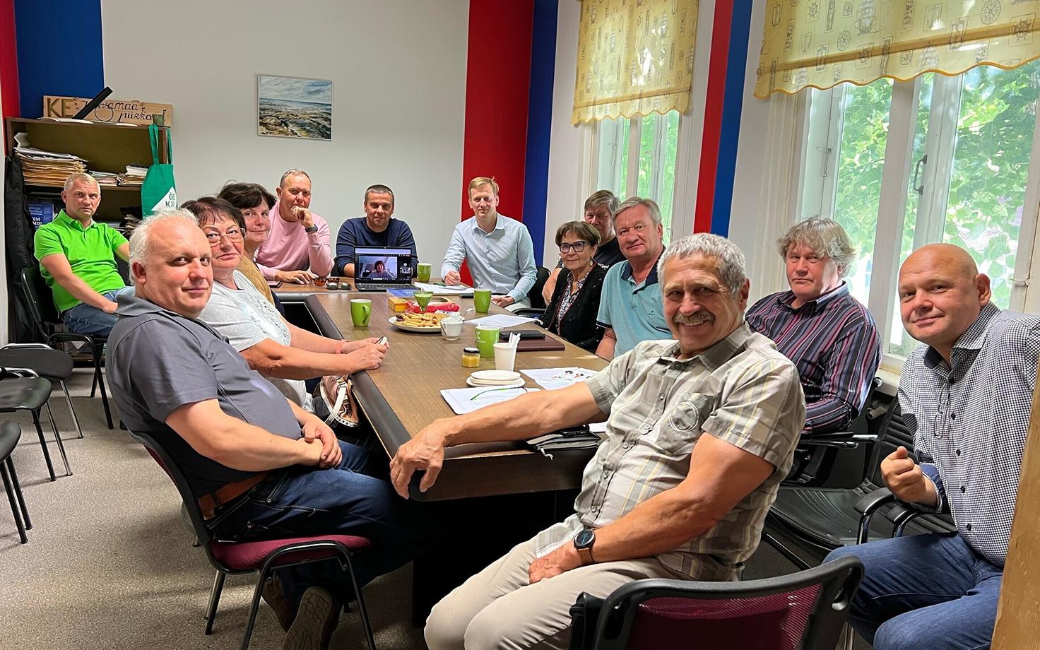 Правление Ярваского округа Центристской партии.