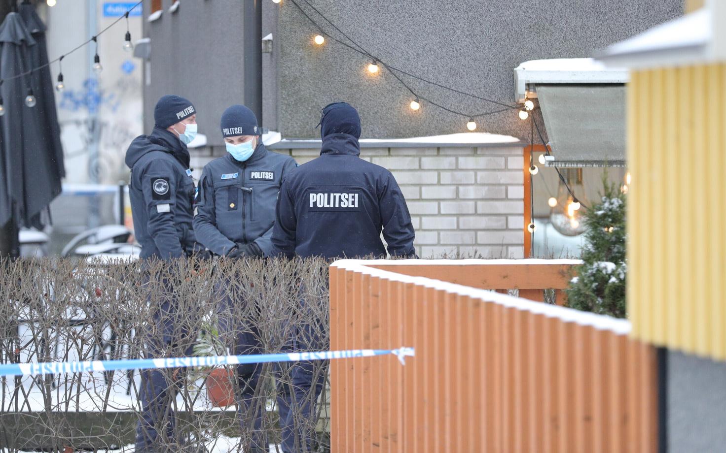 Полицейские в 2021 году в столичном районе Каламая около МЕМ Cafe.