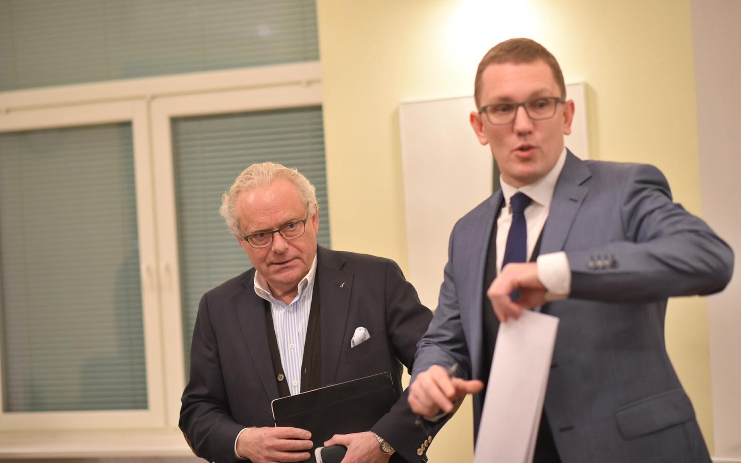 Ян Палмер и Кристен Михал на пресс-конференция по случаю прекращения деятельности Estonian Air. в 2015 году.