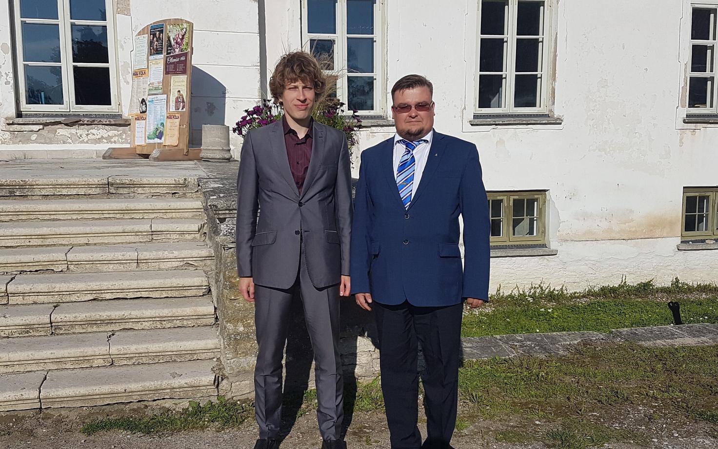 Танель Кийк (слева) и председатель Хийуского округа Центристской партии Антти Лейгри.