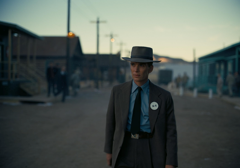 Киллиан Мёрфи в роли Роберта Оппенгеймера.