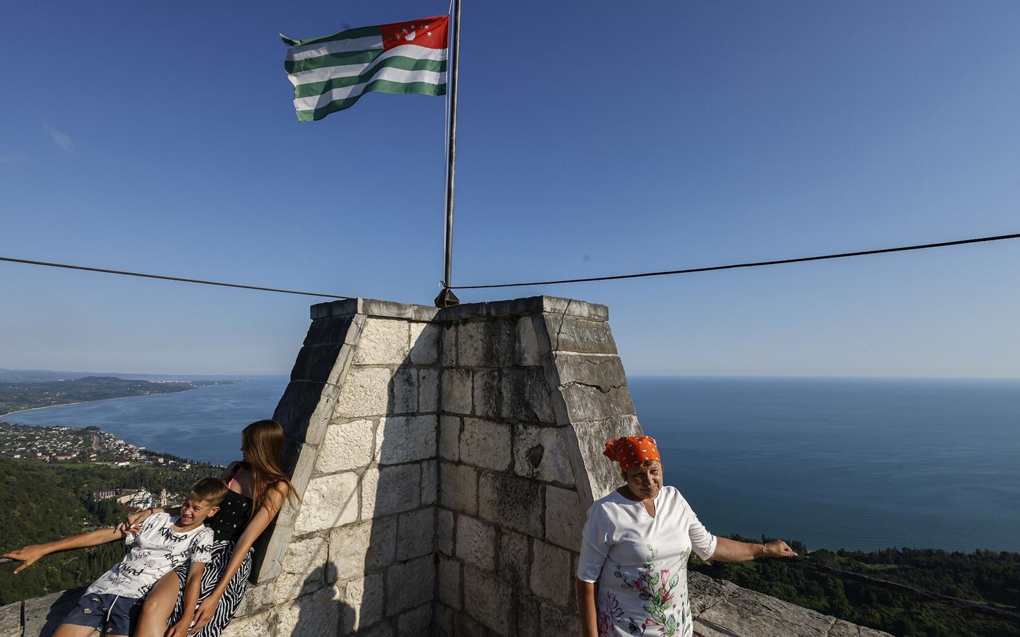 Российские туристы в оккупированной Абхазии.