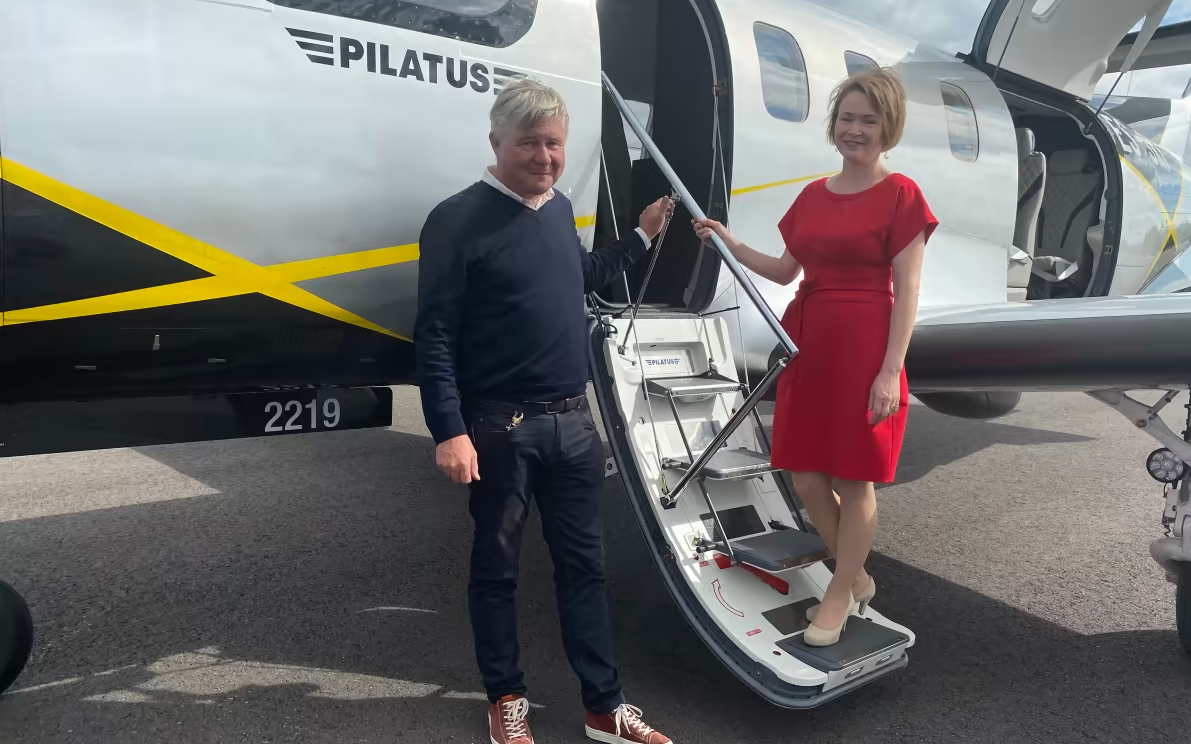 Pyhtää lennujaama operaatorfirma Redstone Aero tegevjuht Esa Korjula ja Pyhtää vallavanem Terhi Lindholm olid Narvast saabunud lennukil vastas.