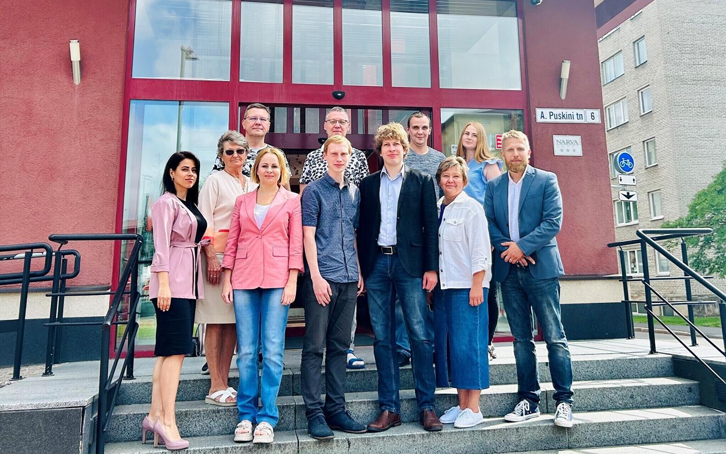 Члены Нарвского округа Центристской партии вместе с командой Танеля Кийка..