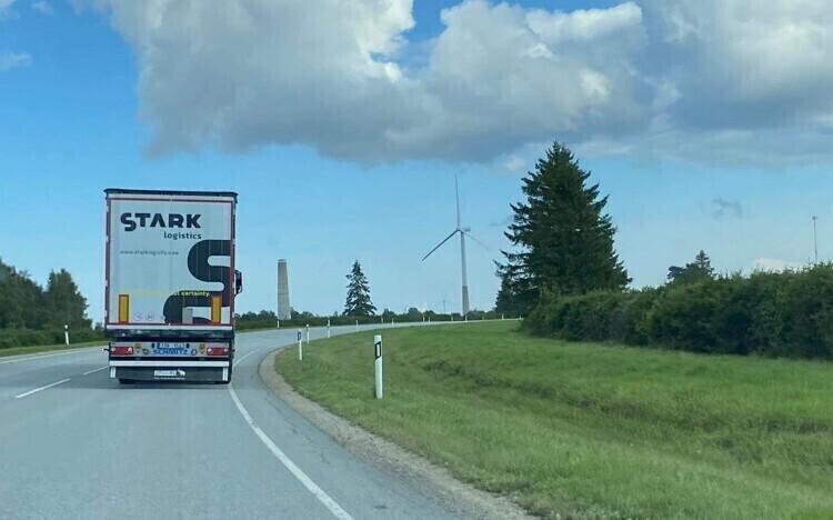 Грузовик Stark Logistics направляется в сторону российской границы.