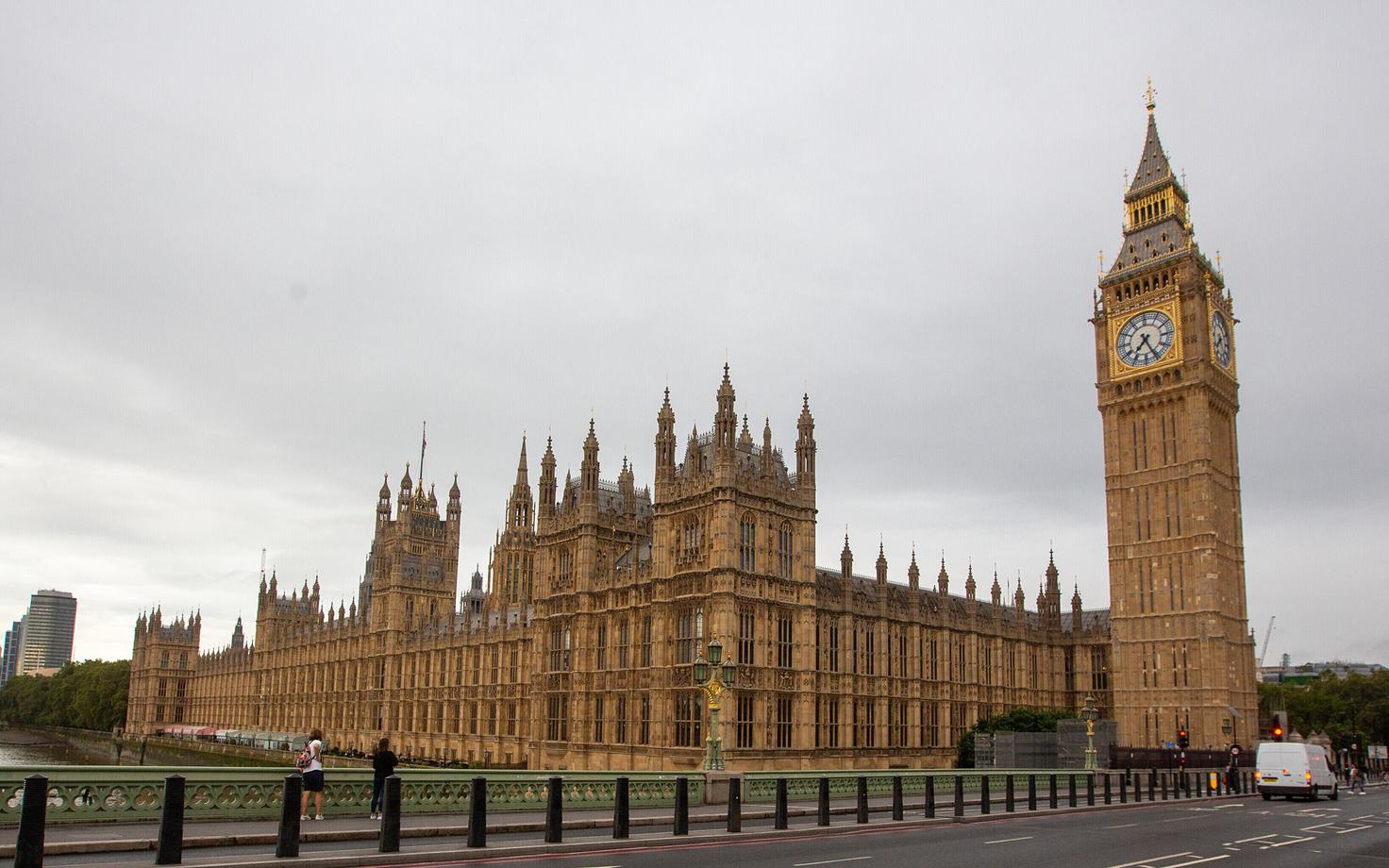 Вид на здание британского парламента с Вестминстерского моста.