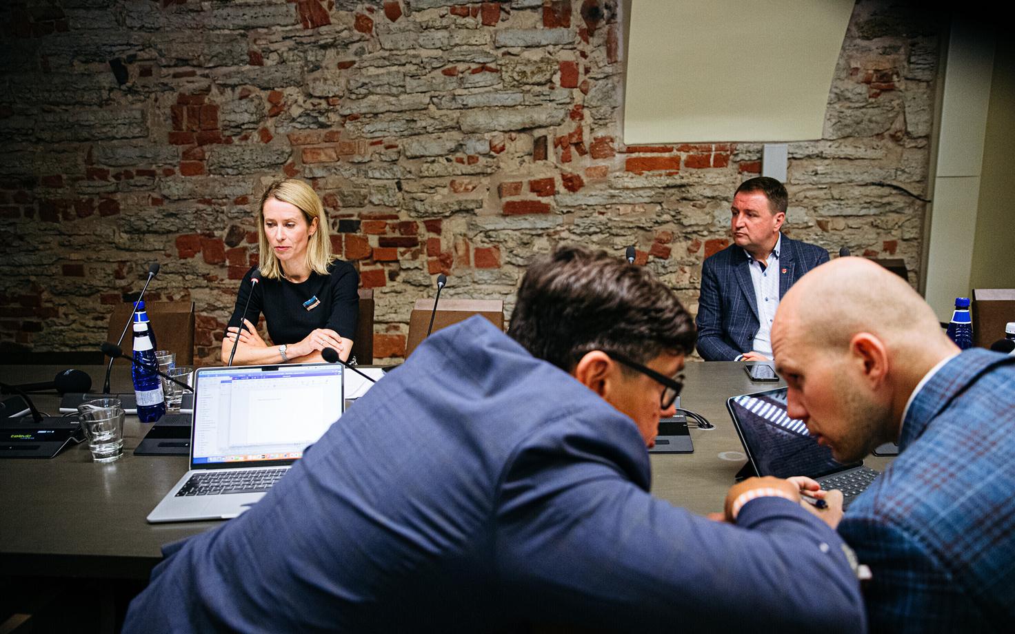 Peaminister Kaja Kallas sel esmaspäeval riigikogu korruptsioonivastase komisjoni koosolekul