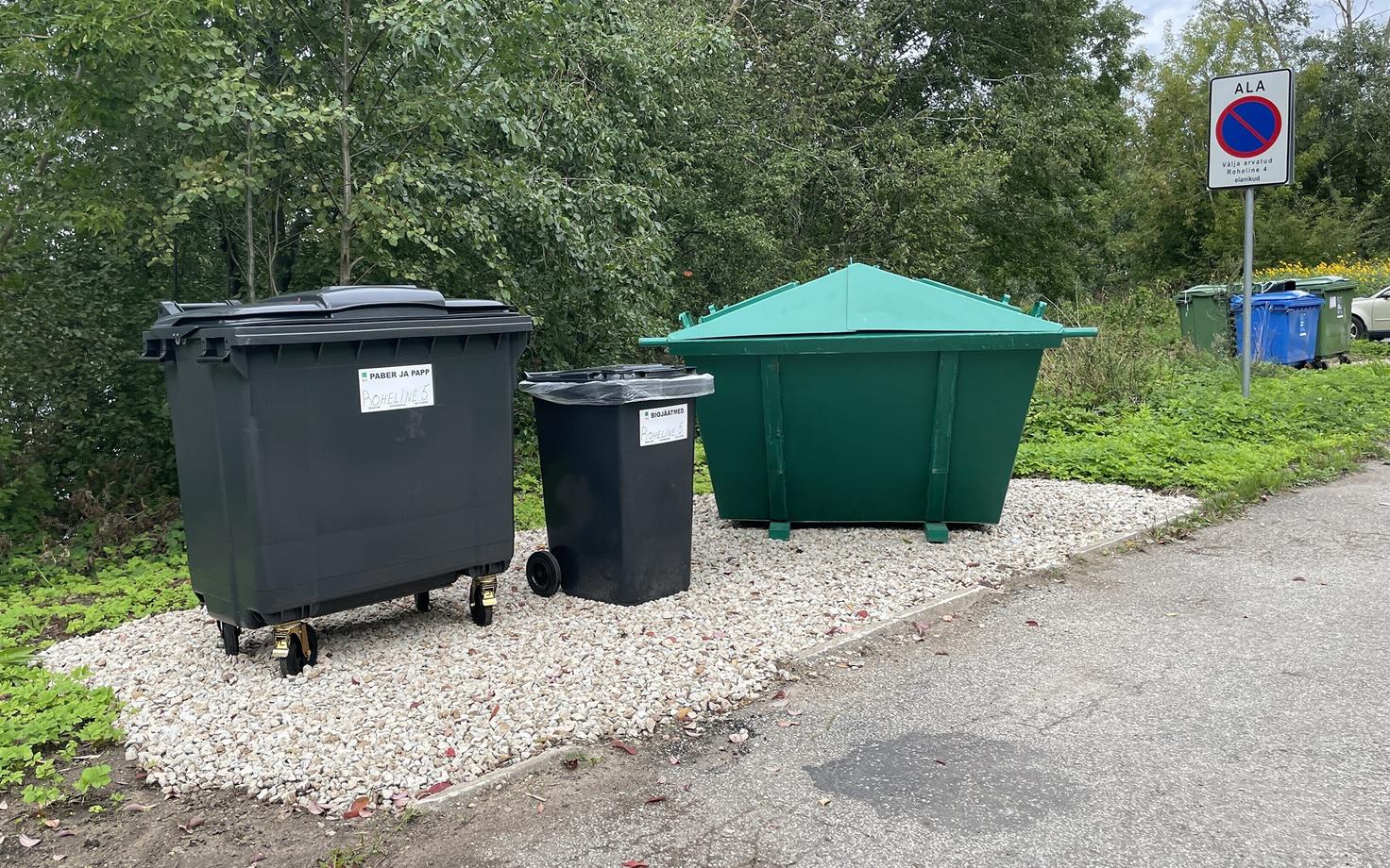 Erinevate jäätmete jaoks mõeldud prügikastid.