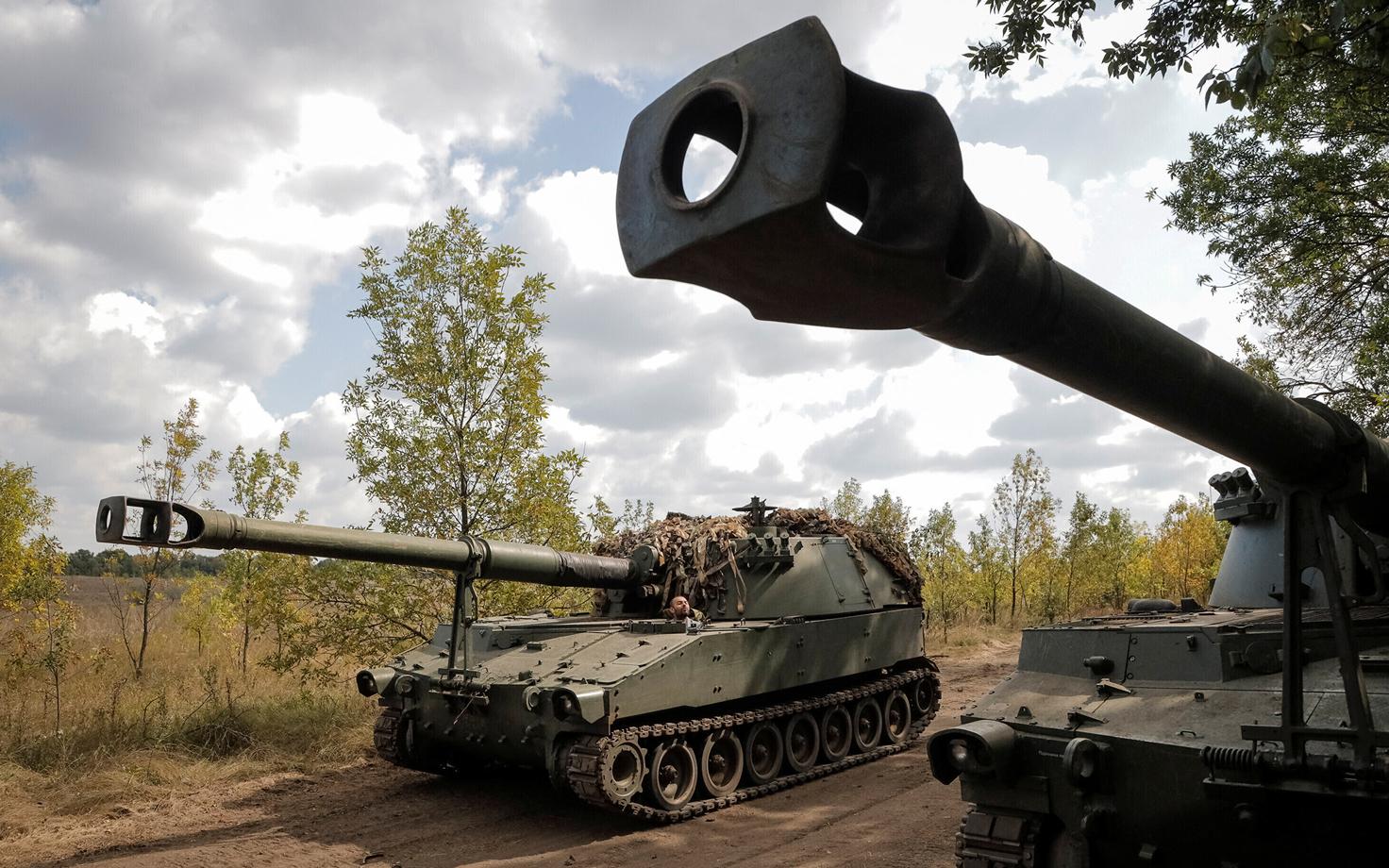 Украинские военнослужащие передвигаются на САУ M109 в Донецкой области.