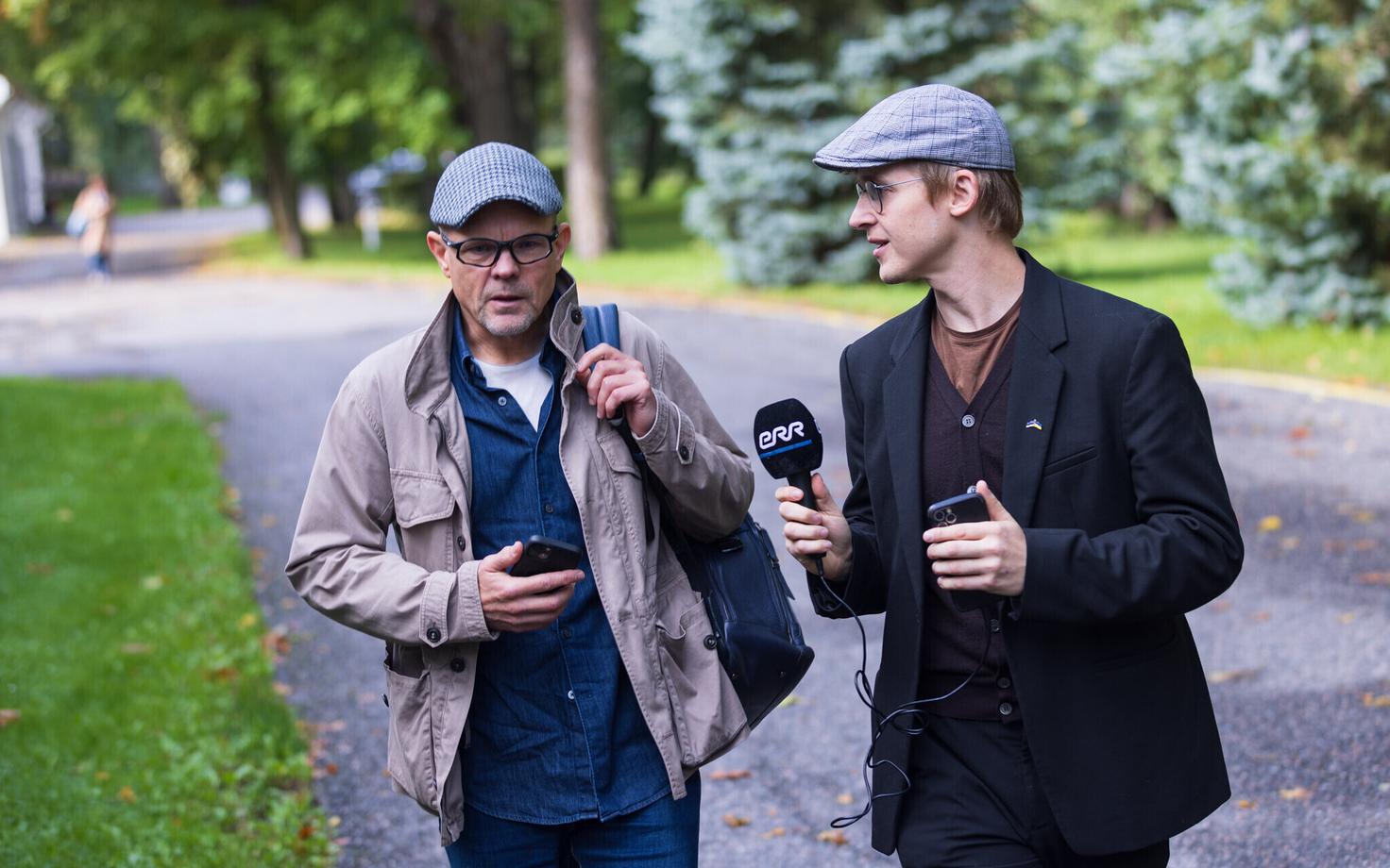 Тийт Рийсало (слева) и журналист Мадис Хиндре на выездгном заседании правительства в Вихула.