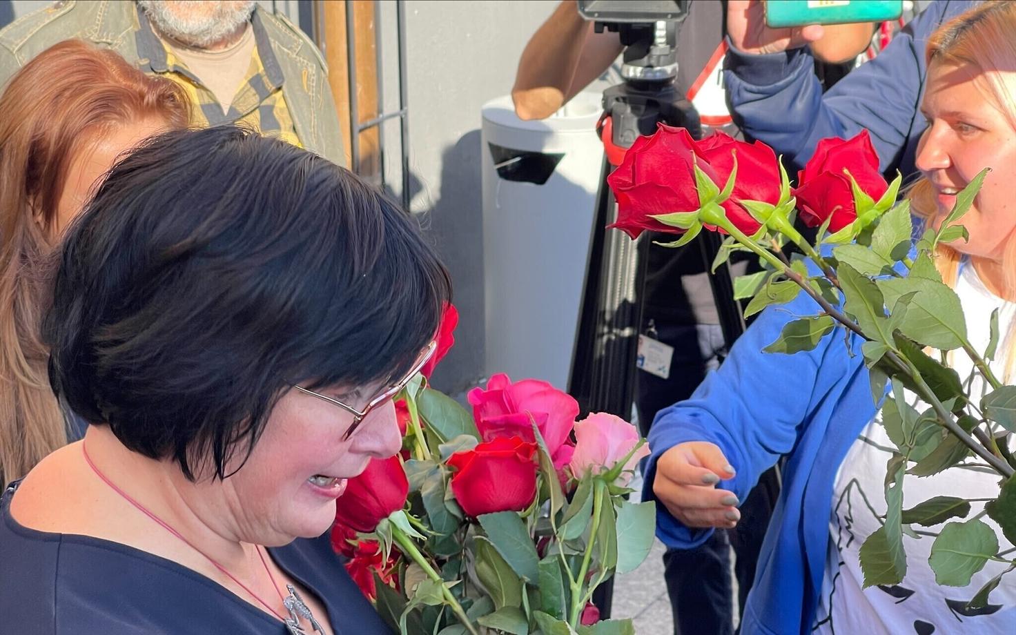 Горожане дарили Катри Райк цветы и благодарили за работу.