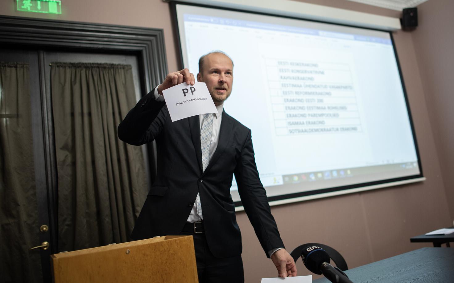 Vabariigi Valimiskomisjoni esimees Oliver Kask tänavu jaanuaris riigikogu valimiste eel valimiskomisjonis toimunud liisuheitmisel.