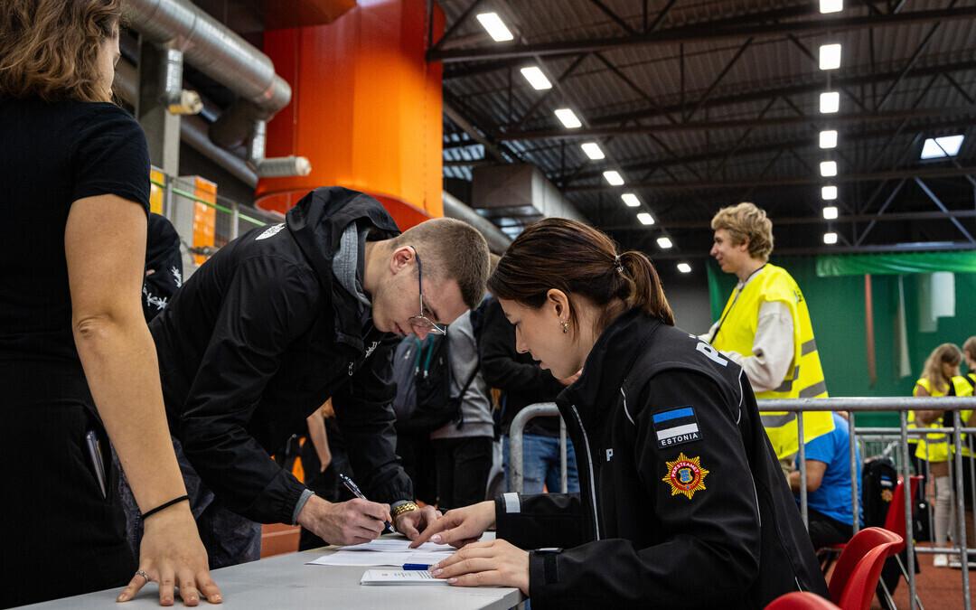 Volunteers roleplaying as evacuees convening at a designated evacuation site in Lasnamäe, Tallinn on Thursday as part of CREVEX 2023. September 28, 2023.
