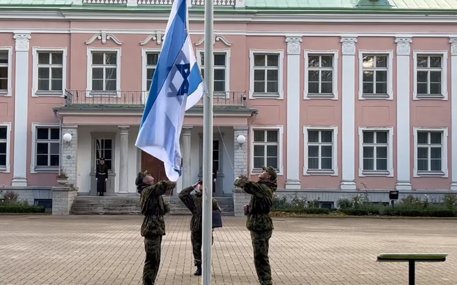 Флаг Израиля возле президентского дворца в Кадриорге.