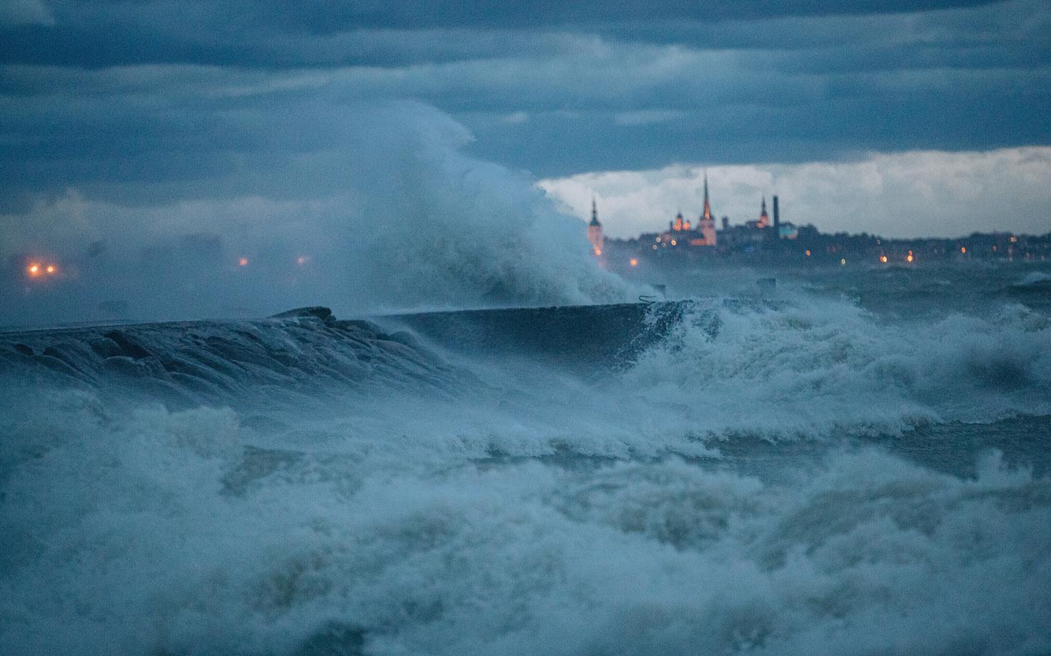 Шторм на берегу Таллиннского залива.